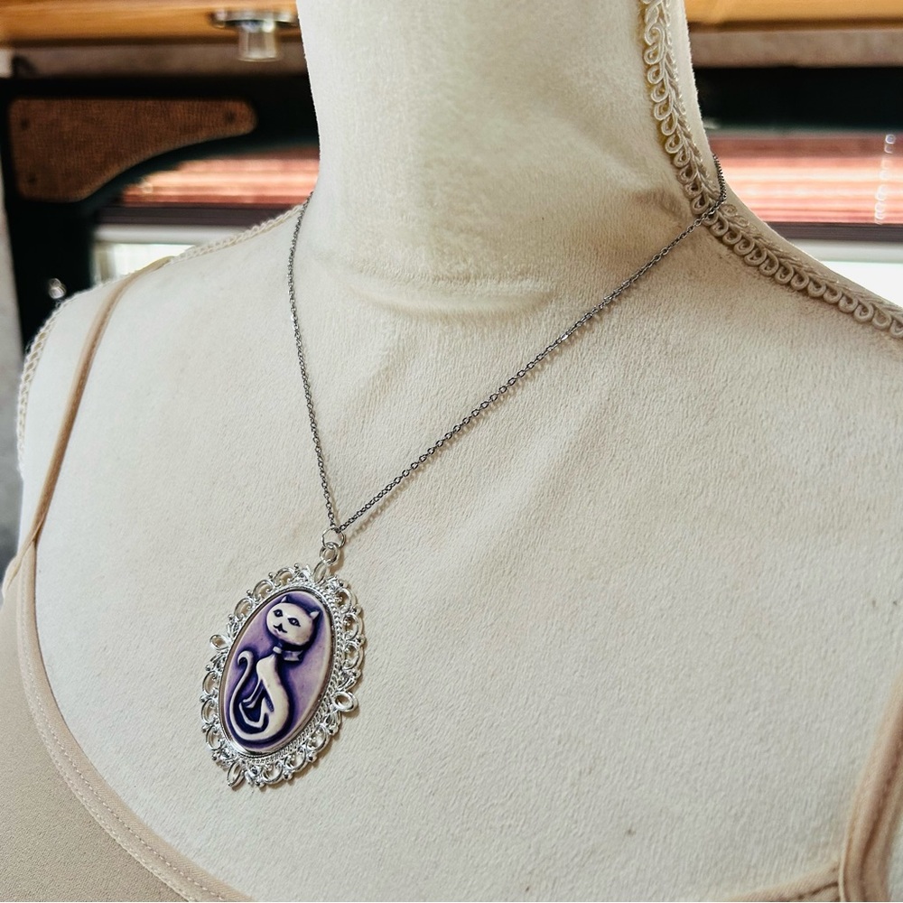Handcrafted purple sitting pretty kitty cat cameo pendant on chain necklace - Picture 4 of 8